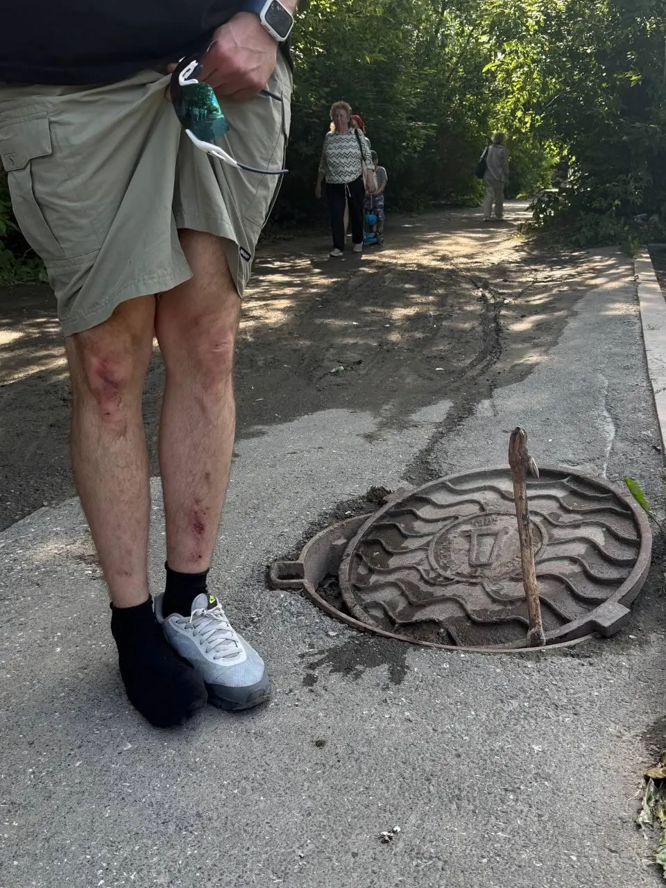Мужчина наступил на крышку люка, она провалилась — он выбрался с ушибами, вызвал «Водоканал» и 112. Люк закреплён за МБУ «ВОИС», похожие инциденты уже были.