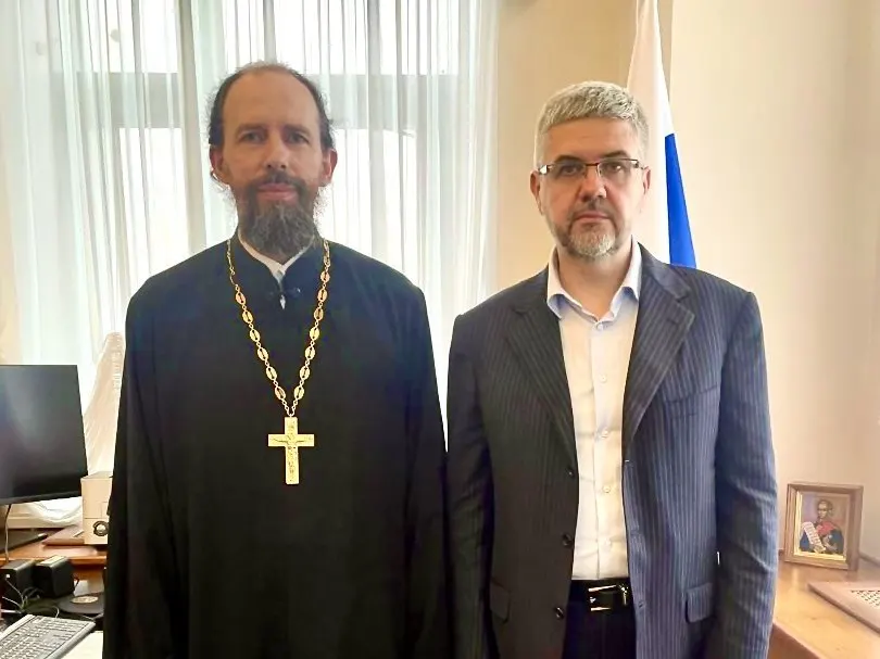 Заместитель министра юстиции заявил, что распространение сожительства без официальной регистрации брака рассматривается как риск для национальной безопасности. Ведомство ведёт мониторинг и готовит предложения по изменению Семейного кодекса.