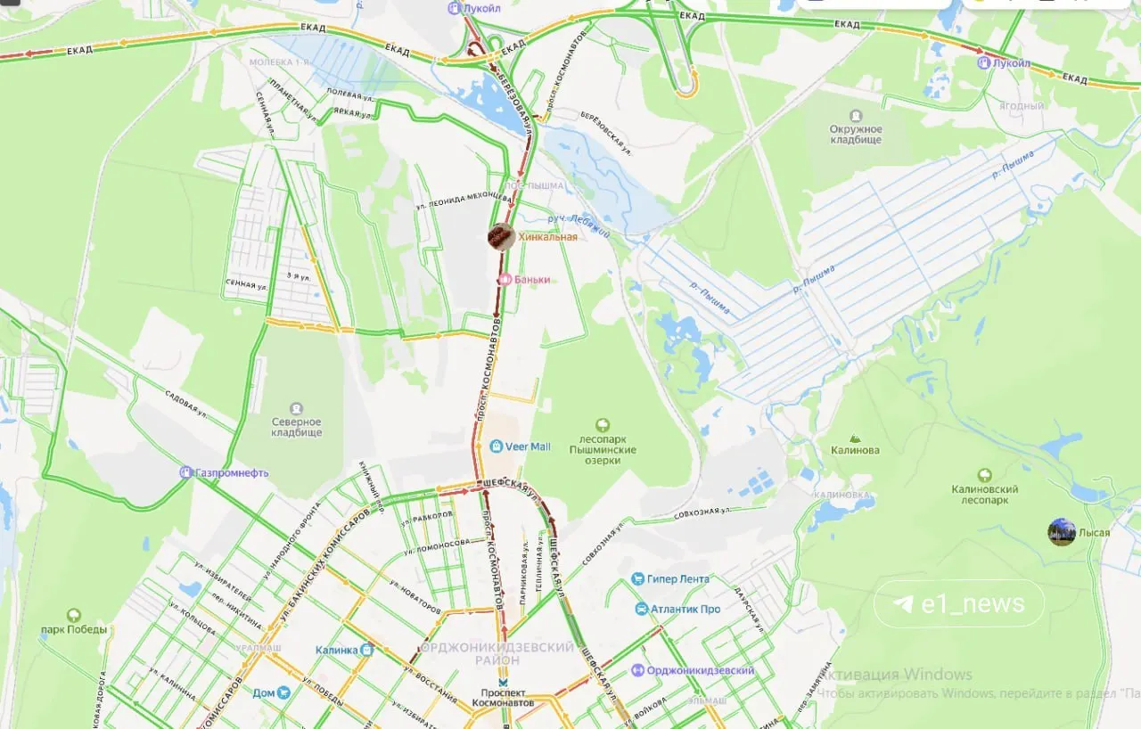 На перекрёстке проспекта Космонавтов и улицы Шефская вышел из строя светофор. Из‑за этого образовался затор длиной в несколько километров, движение осложнено у торгового центра Veer Mall.