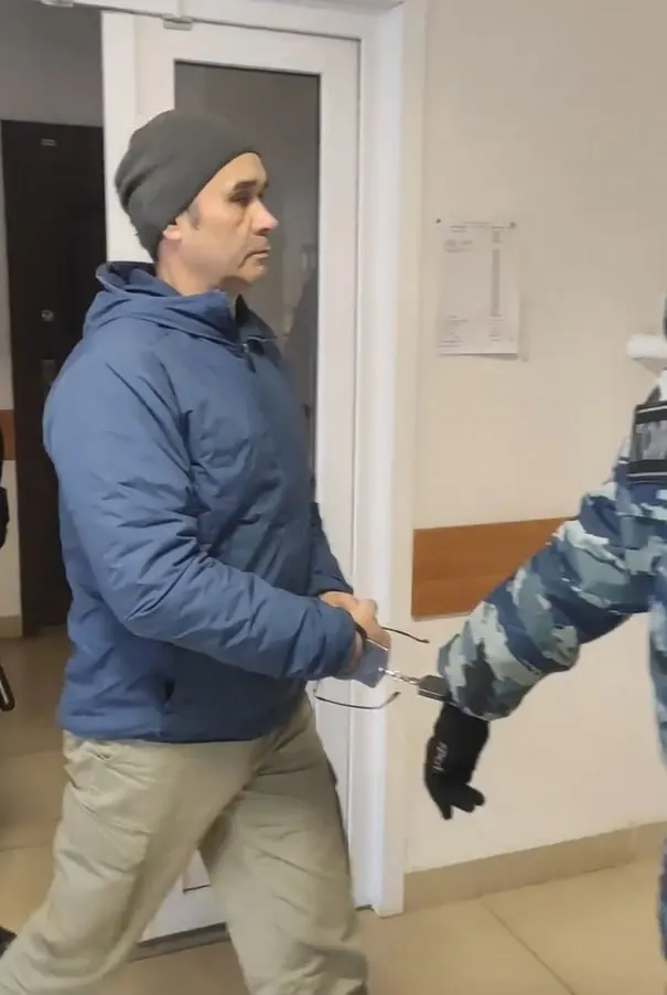 Экс-спикер ушёл в отставку из‑за утраты доверия после сомнительной сделки и был задержан за стрельбу в центре города; суд назначил штраф в 750 тысяч рублей.