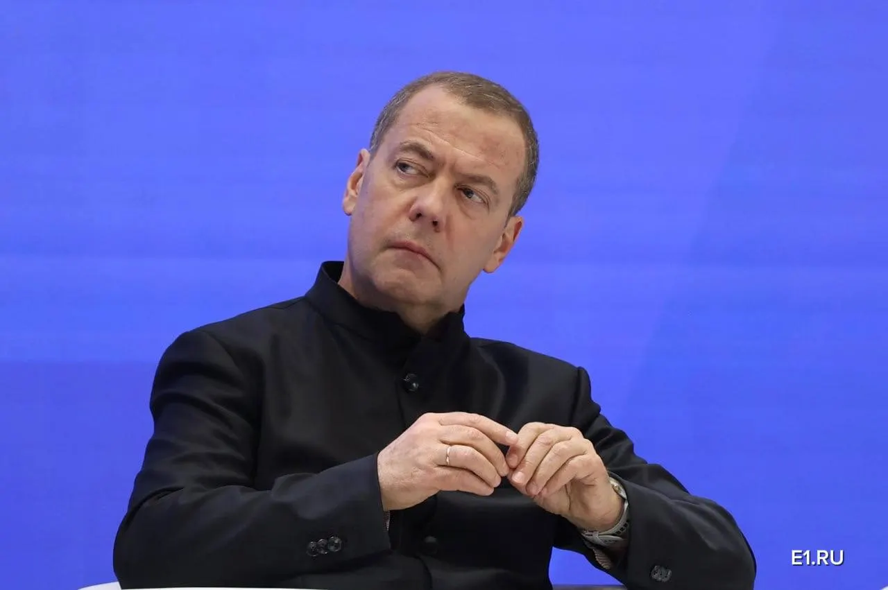 С 1 сентября 2026 года школьников начнут обучать по обновлённому учебнику обществознания под редакцией Дмитрия Медведева. В последней главе рассказывается о технологическом суверенитете, развитии ИИ, запуске 5G и внешнеполитических вызовах для России.