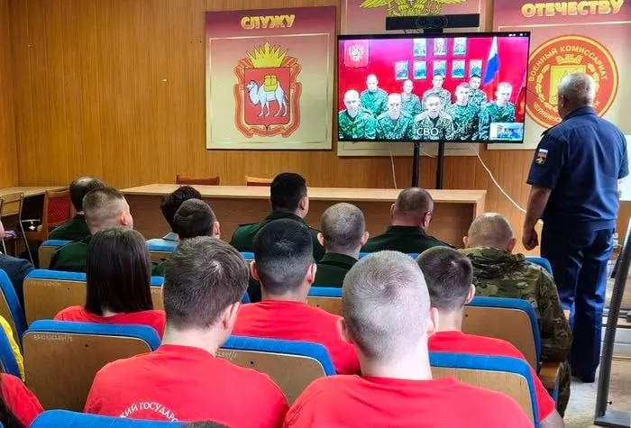 На базе областного военкомата для студентов ЧелГУ и УралГУФК провели телемост, который по сути стал агитацией вступать в подразделения операторов беспилотников. О рисках службы не говорили.