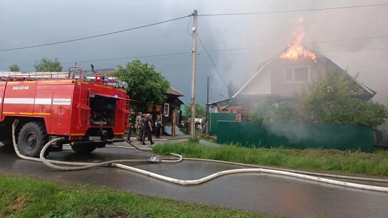 Во время грозы в переулке Садовом молния попала в баню на частном участке: огонь быстро перекинулся на жилой дом. Людей эвакуировали, сведения о пострадавших пока отсутствуют.