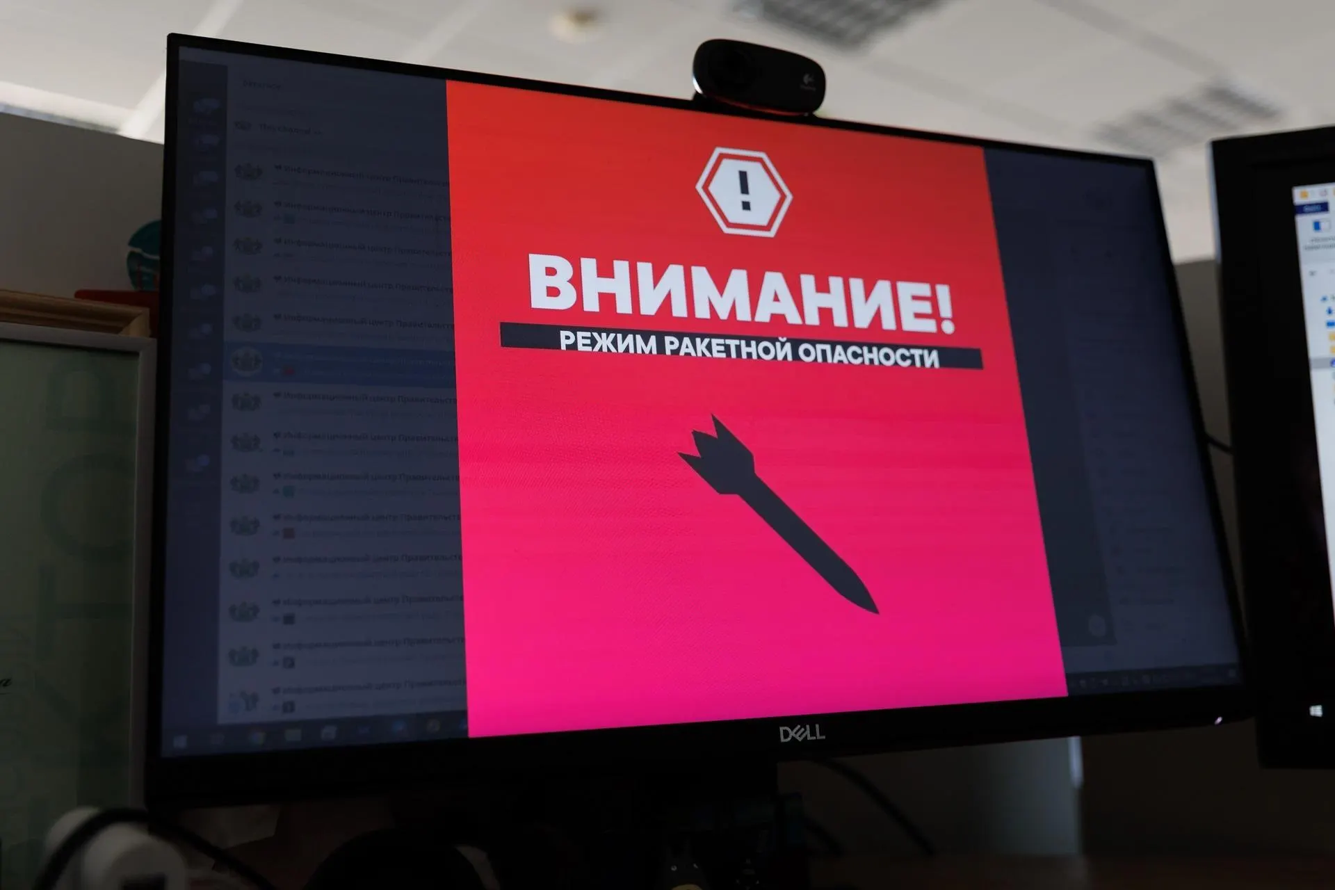 В ряде регионов объявлена угроза ракетных ударов. Несколько аэропортов временно не принимают и не отправляют рейсы — пассажиров просят уточнять информацию у перевозчиков.