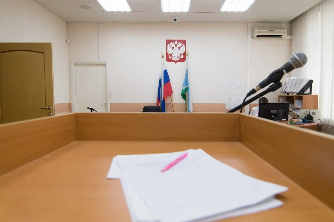 Суд признал виновной главного редактора районной газеты по статье о клевете, однако уголовная ответственность не применена из‑за срока давности. Местные жители и некоторые депутаты выразили недовольство делом.