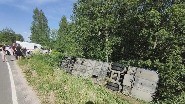 Коротко о главных событиях ночи: переворот экскурсионного автобуса в Ярославской области, возгорание резервуарного парка в Новороссийске, задержание бывшего руководителя следственного управления и другие новости по регионам.