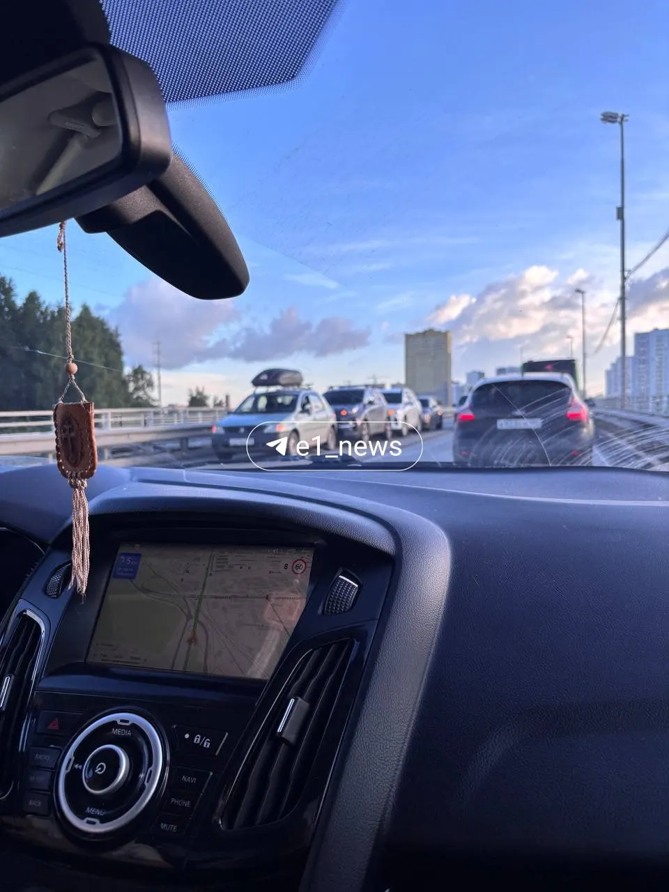 На Блюхеровском мосту столкнулись четыре автомобиля. Движение в сторону Шарташа затруднено — ищите объезд.