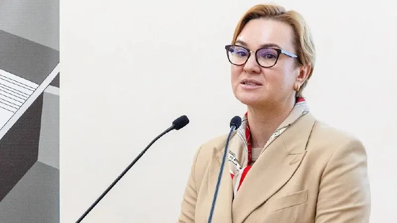 Министр образования Свердловской области на демографическом форуме в Екатеринбурге назвала родительские установки одной из причин низкой рождаемости; после критики уточнила, что это лишь часть проблемы и предложила работу с семьями и детьми.