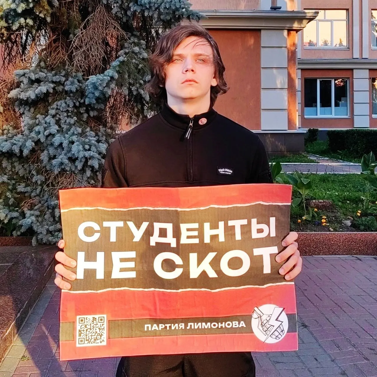 Активист провёл пикет у главного корпуса Мордовского госуниверситета: студентам потребовали освободить общежития к 26 июня для размещения участников всероссийских мероприятий, полиции задержаний не было.