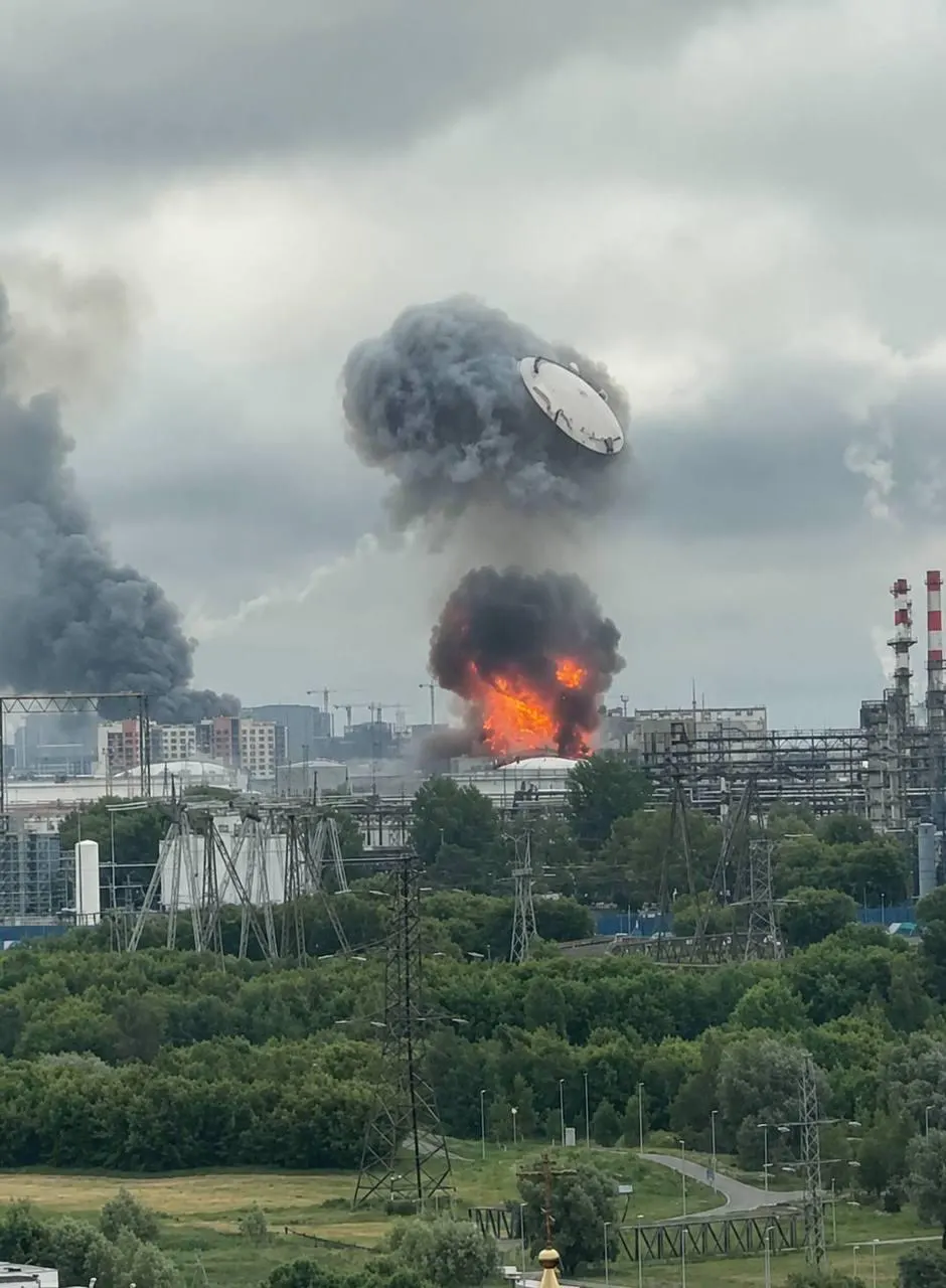За ночь 18 июня по регионам России был нанесён массированный удар беспилотниками: по данным Минобороны, сбито 555 дронов, несколько аппаратов достигли территории НПЗ в Капотне. В Подмосковье и на юго‑востоке столицы зафиксированы пожары, повреждения зданий и ограничения движения.