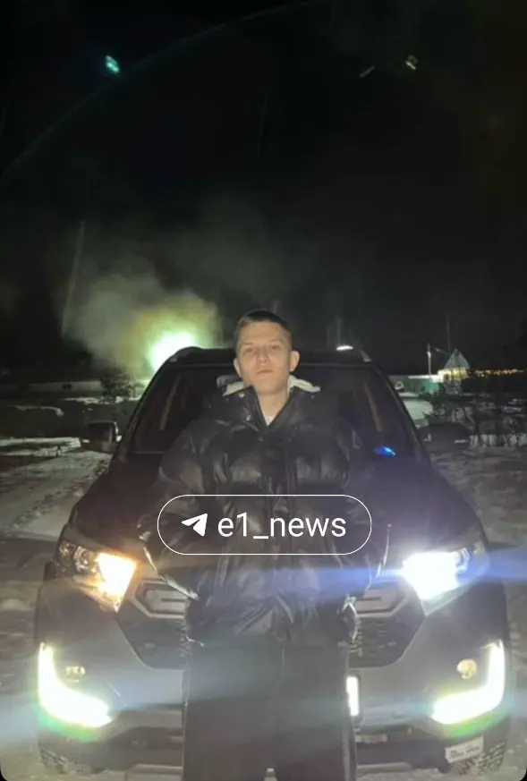 21‑летний Никита Туркеев управлял кроссовером Lifan MyWay, который столкнулся с 81‑м автобусом. Права он получил в 2024 году; за последние два года к нему дважды применялись меры за нарушения. Пока обвинений не предъявлено, сам водитель стал одним из пострадавших.