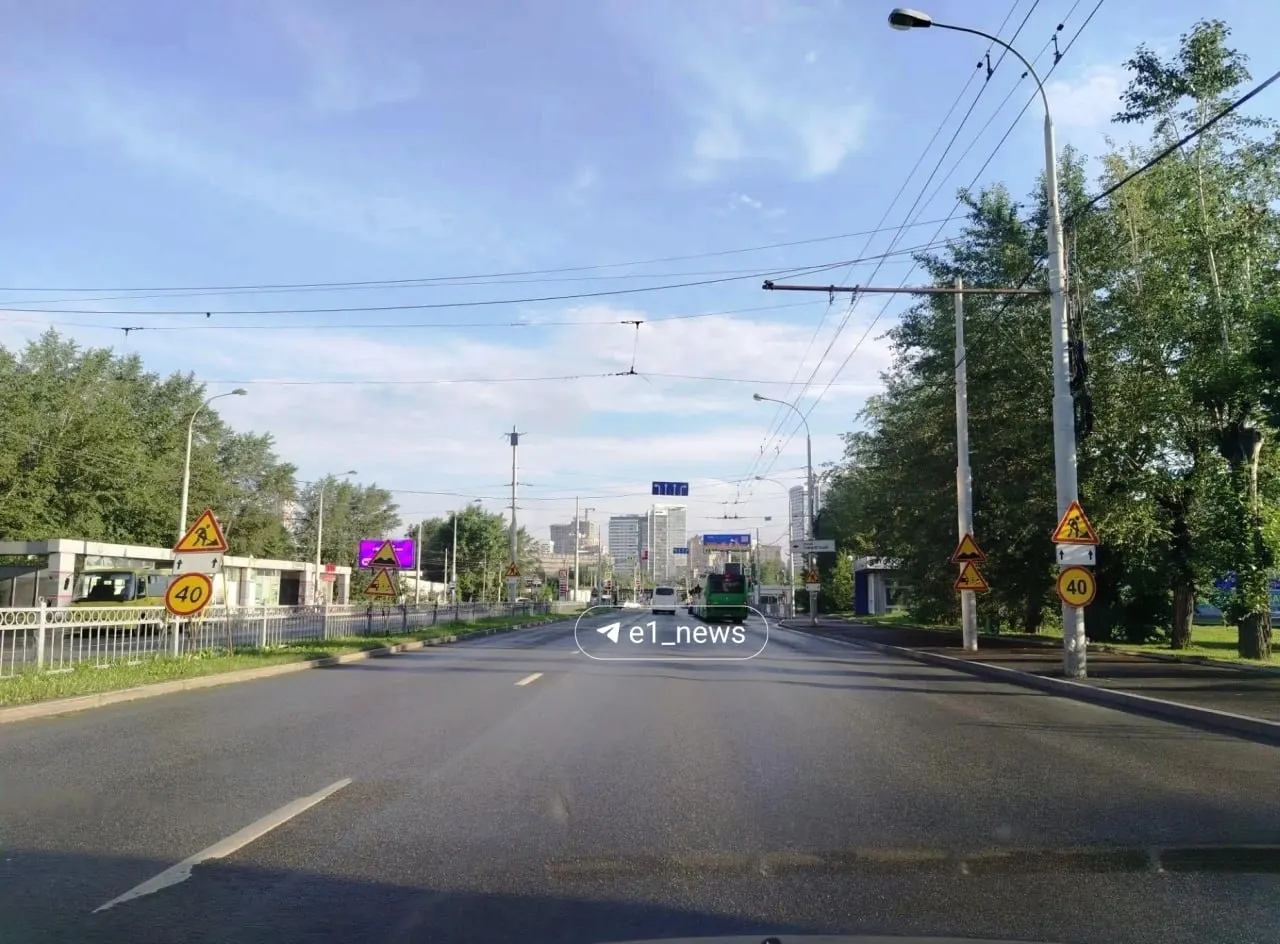 На улице Щербакова в Екатеринбурге начали ремонт: снят асфальт и введено временное ограничение скорости до 40 км/ч. Работы могут вызывать пробки.