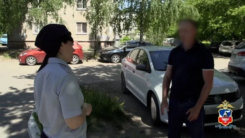 19‑летний мужчина приехал из Екатеринбурга по указанию мошенников и забрал у вдовы участника СВО миллион рублей. Таксист заподозрил неладное, вызвал полицию — деньги вернули, подозреваемый в СИЗО.