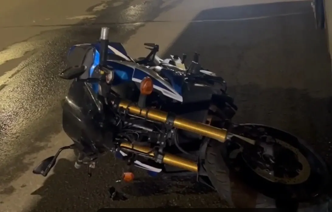 На Комсомольском проспекте 41‑летний водитель мотоцикла Suzuki сбил 33‑летнего пешехода на пешеходном переходе. В ГИБДД сообщили, что мотоциклист ранее 11 раз привлекался за нарушения ПДД.