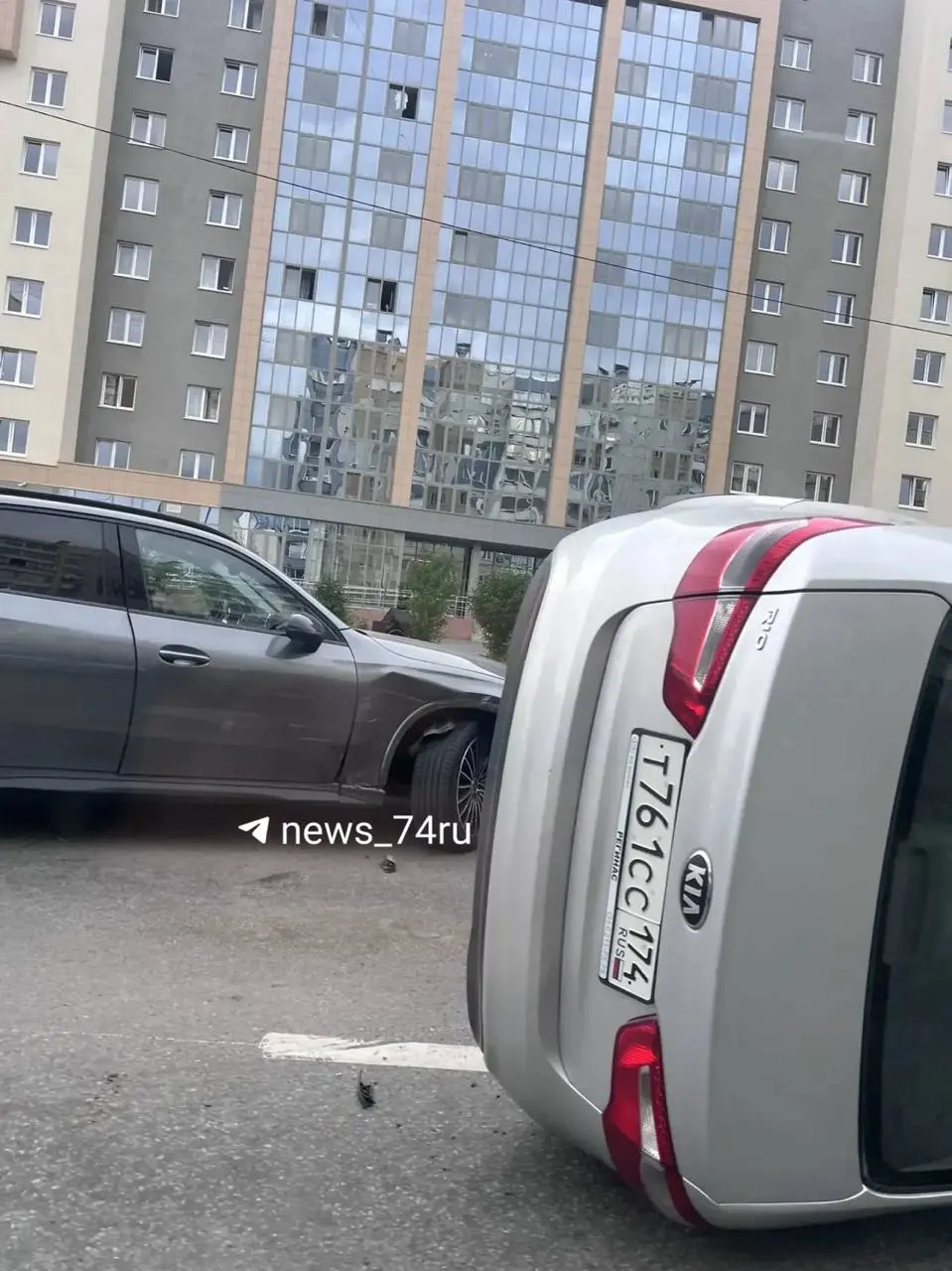 На месте работают экстренные службы, на перекрёстке образовалась пробка. Обстоятельства аварии и информация о пострадавших уточняются.