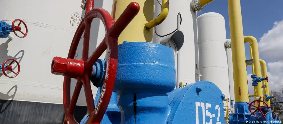 Украина не продлила контракт по транзиту газа, из‑за чего с 1 января 2025 года поставки в Европу через её территорию остановлены — наибольший удар приняла Молдова, другие страны ищут альтернативные маршруты.