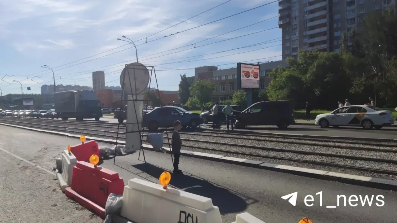 На подъезде к Малышевскому мосту столкнулись легковые автомобили — из‑за этого на трамвайных путях остановилось движение, пассажиров попросили покинуть вагоны. Информация о пострадавших уточняется.