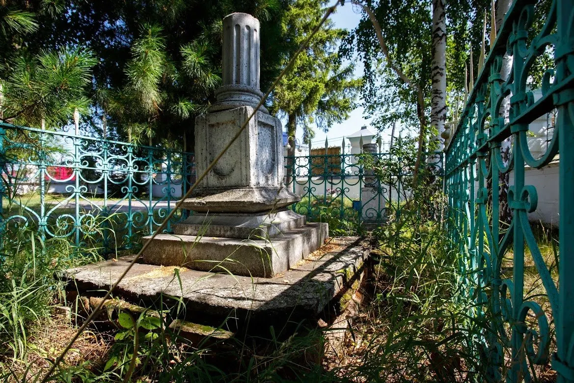 В Свердловской области выявили схему, при которой людей вынуждали фотографировать могилы военнослужащих — снимки используют для дипфейков и телефонного мошенничества. На кладбищах ввели дополнительные меры безопасности.