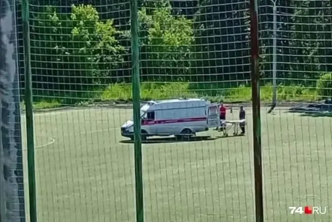 Во время детского матча на стадионе «Калибр» подростку сломали руку; очевидцы отмечают жару и отсутствие перерывов для питья.