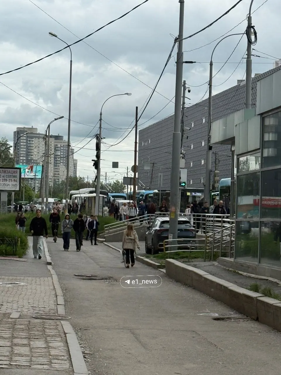 Пробка у&nbsp;метро «Ботаническая»: автомобили встали, люди идут пешком до&nbsp;Уктуса