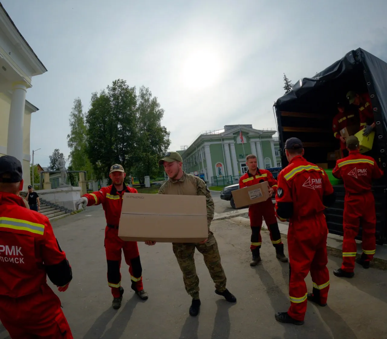 Команда волонтёров сформировала и направила в Кушву груз с инструментами, водой и продуктовыми наборами. Объём помощи превысил 1 миллион рублей.