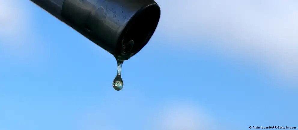 Атаки беспилотников по нефтеперерабатывающим объектам сокращают производство бензина и дизеля. Летний рост спроса может обострить ситуацию и привести к масштабным перебоям и росту цен.