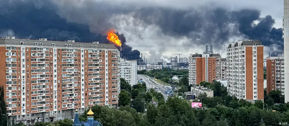 После двух ударов беспилотников в июне единственный московский нефтеперерабатывающий завод остановил производство; восстановление займёт месяцы, а дефицит бензина на внутреннем рынке оценивается примерно в 20%.