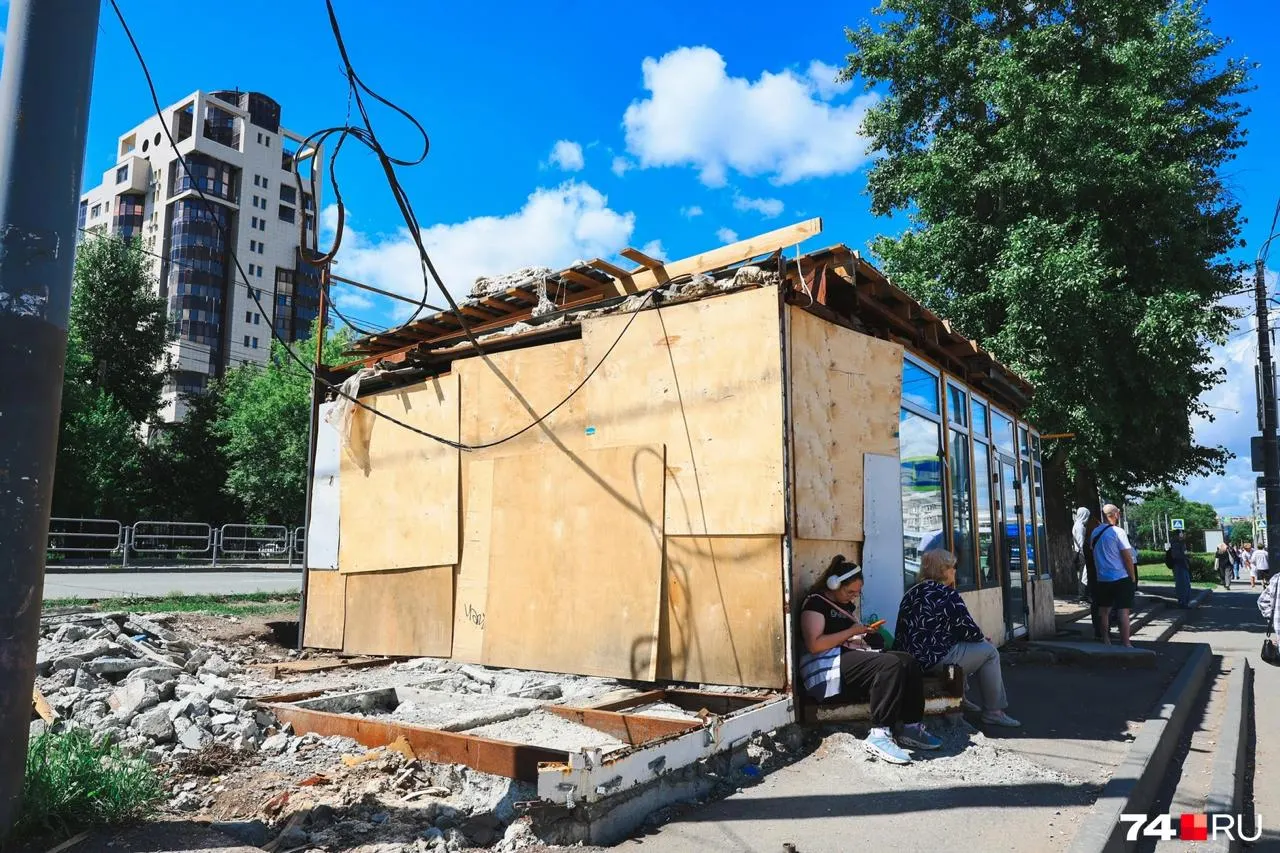 Павильон на остановке разобрали — торчат стройматериалы и утеплитель, навеса нет. Жители жалуются; в мэрии обещают навес и скамейки до 20 июля.
