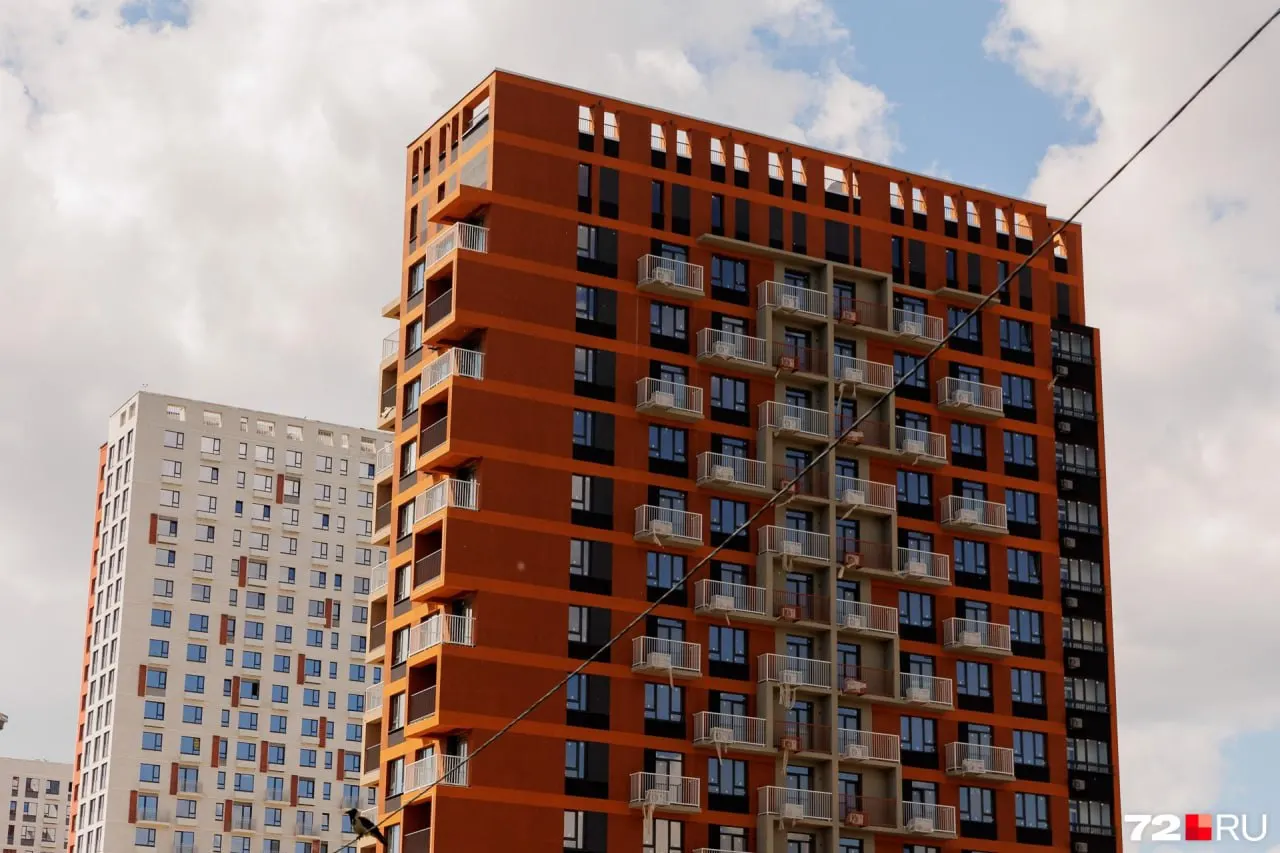 Выдача ключей планировалась в конце марта, но завершение строительства теперь рассчитывают на 11 сентября; официальных объяснений переноса не приводят.