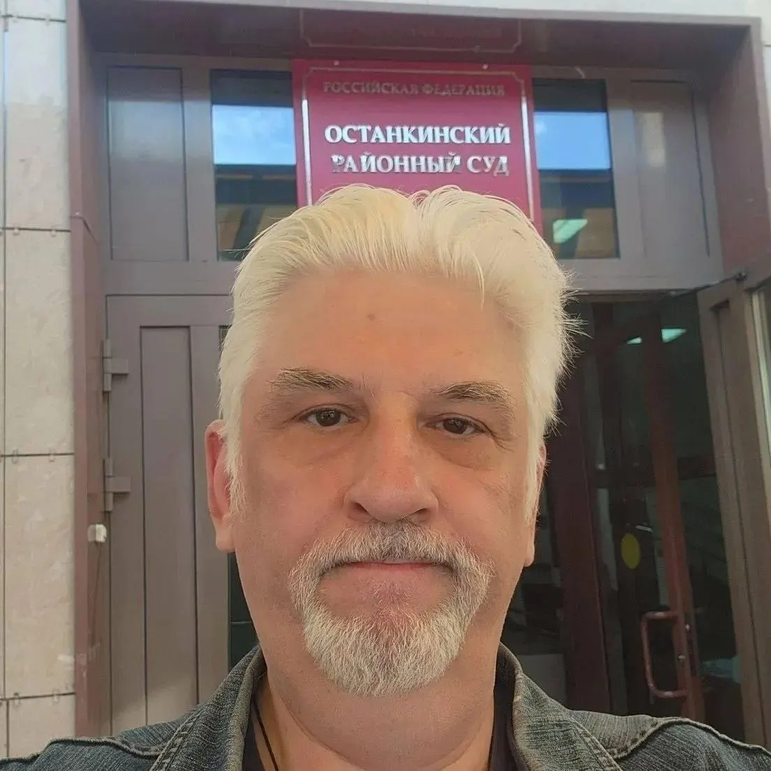 Иск против юмориста, который в ответе на вопрос сказал «русских много», был возвращён: суд посчитал, что права истца не затронуты. История вызвала общественный резонанс и всплыла в контексте случаев ксенофобии в адрес выходцев из Бурятии.
