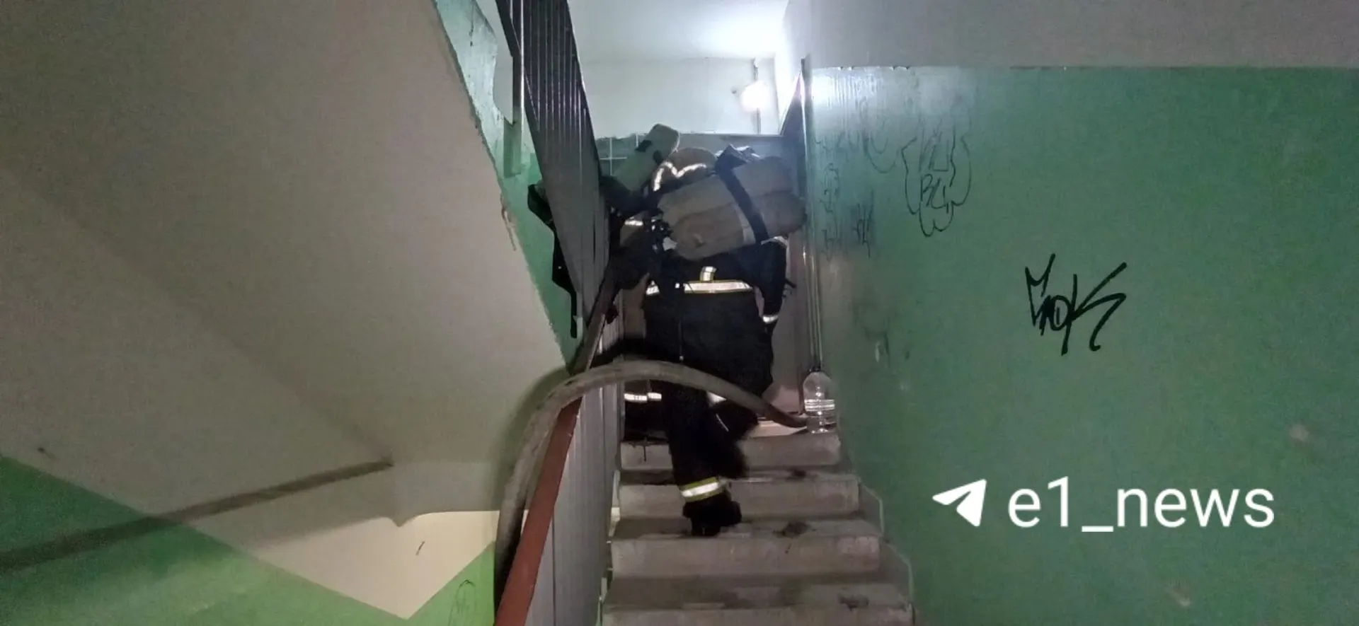 В квартире на шестом этаже дома на улице Расточная произошёл пожар. Спасатели вывели двух пострадавших и эвакуировали соседей, один мужчина погиб. На месте продолжают работать экстренные службы, причины инцидента уточняются.