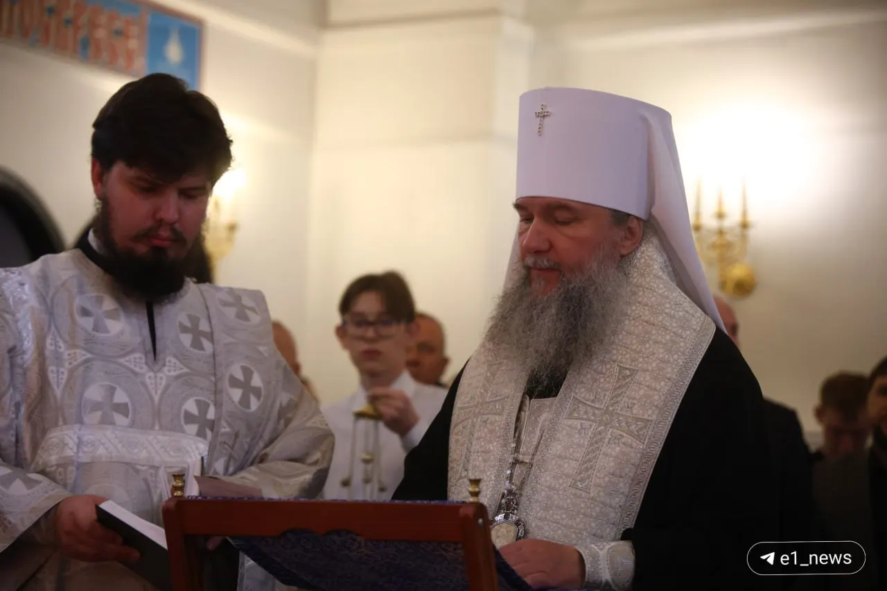 На панихиде у храма поминают жертв аварии. Процессия прошла к месту трагедии, мероприятия продолжаются — звучат молитвы.