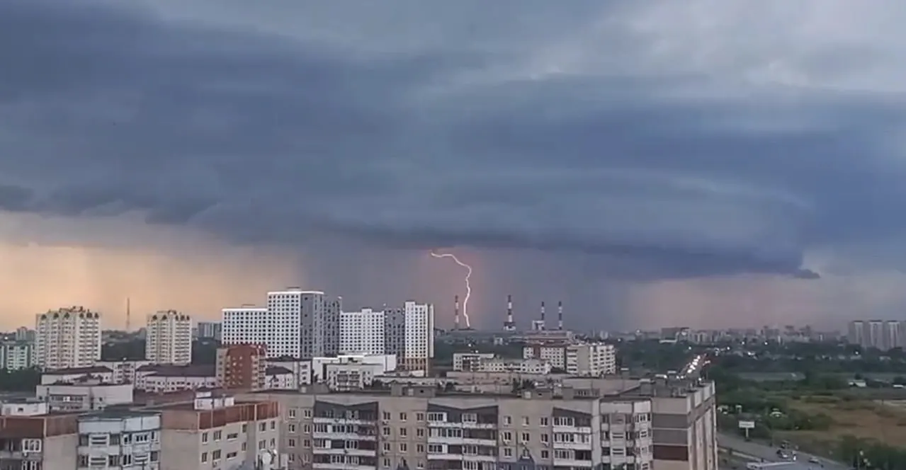 Во второй половине дня 23 июня фронт накроет Курган: возможны крупный град, сильные подтопления и внезапные ураганные порывы ветра.
