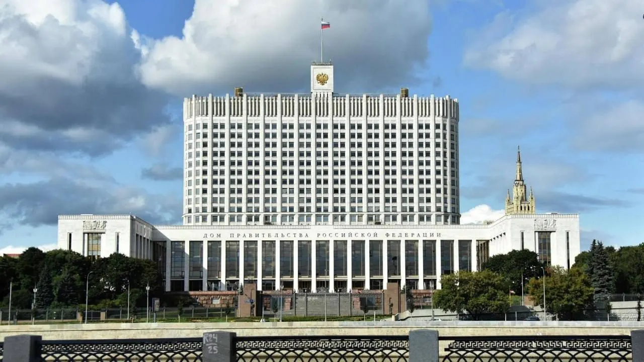 В Госдуме предложили компенсировать утильсбор для семей с тремя и более детьми, но в правительстве считают инициативу затратной и указывают на отсутствие источников финансирования.