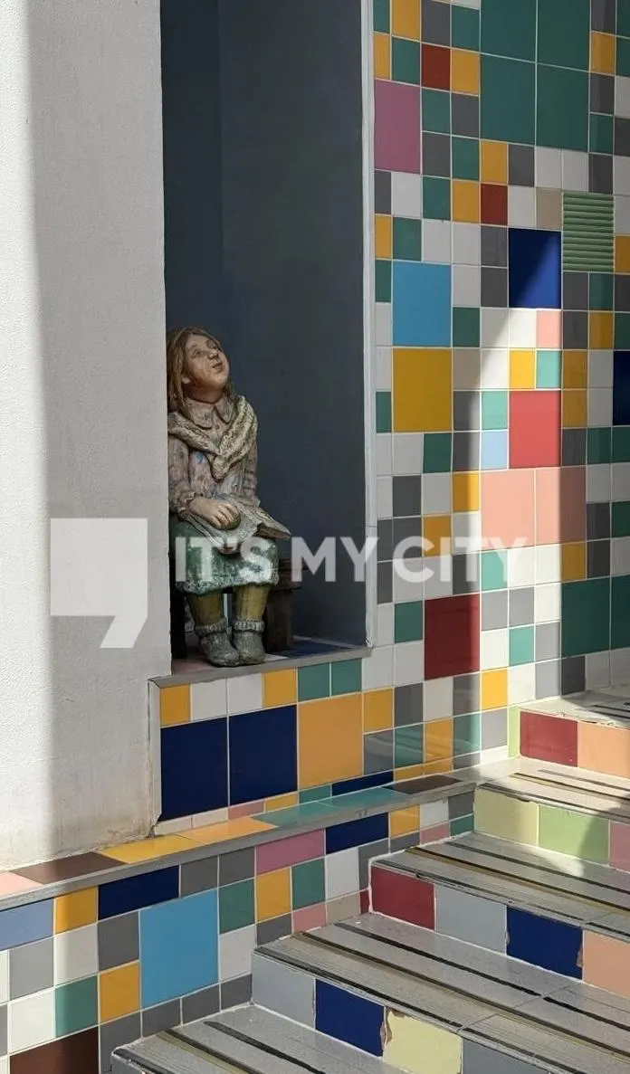 У входа в музей была повреждена скульптура «Машенька». Основатель музея Евгений Ройзман сообщил о случившемся: создатели уже связались с музеем, скульптуру восстановят, а учреждение намерено принять меры.