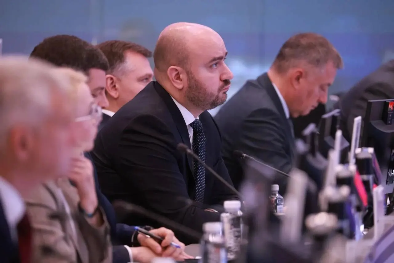 Вячеслав Федорищев принял участие в совещании по топливному рынку под руководством вице‑премьера Александра Новака. Обсуждали поставки бензина и дизеля в регионы, координацию работы с поставщиками и меры по мониторингу цен и логистики.