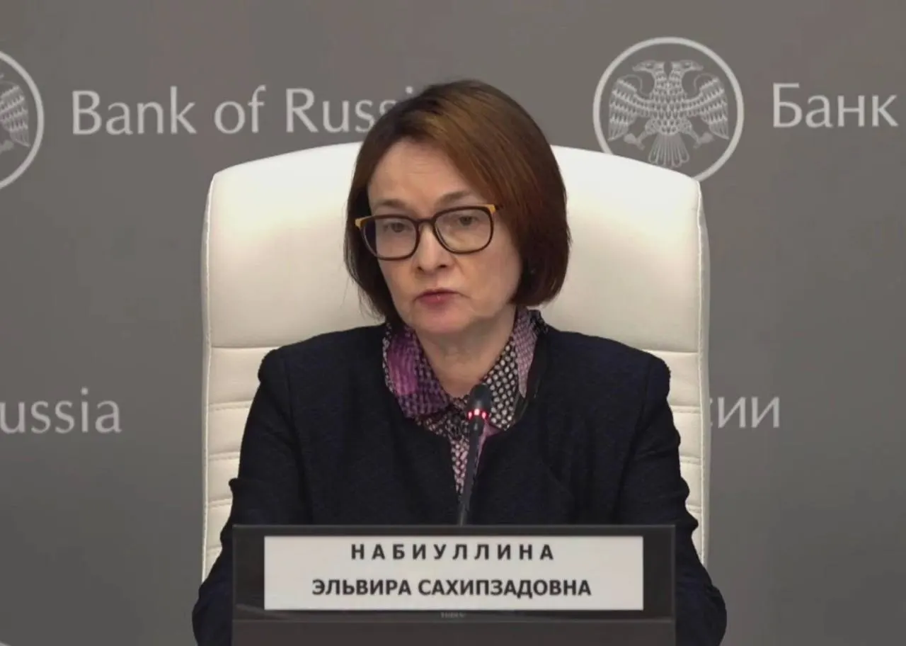 Глава Центробанка вернулась на пресс‑конференцию после короткой болезни, подтвердив, что у неё была простуда и временная потеря голоса; журналисты заметили изменения во внешнем виде.