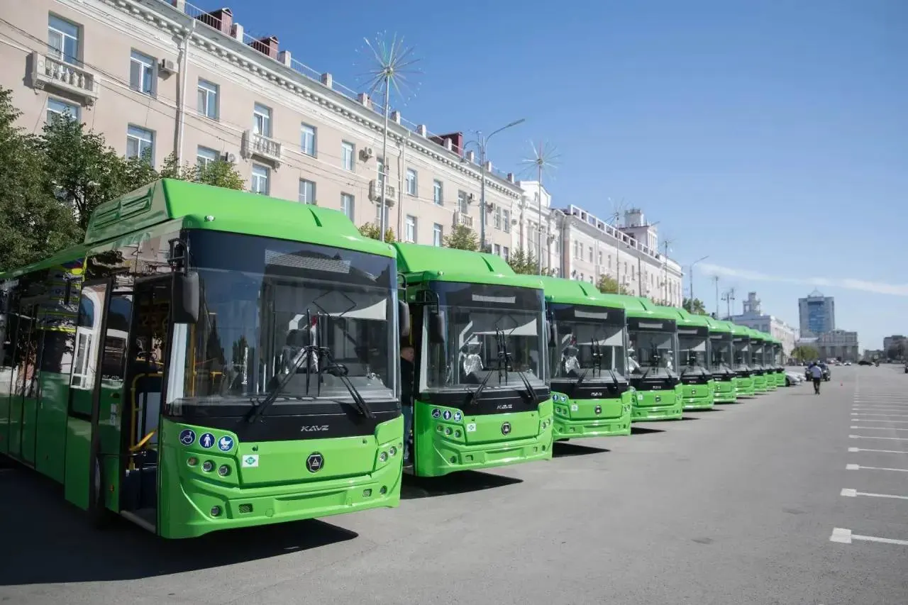 Компания Мунтян получила десять больших автобусов КАвЗ по программе господдержки. По словам главы города, за три года парк автобусов в Кургане обновлён на 238 машин.