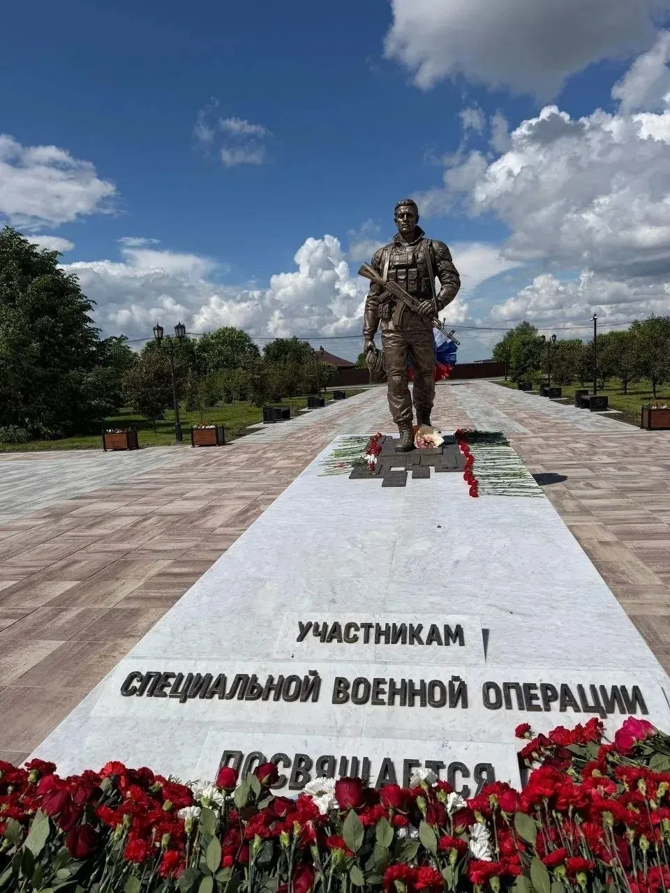 В Тобольске установили памятник в виде бронзовой фигуры солдата. Власти сообщили о досрочном возведении монумента, благоустройстве площади и планах проводить там «уроки мужества».