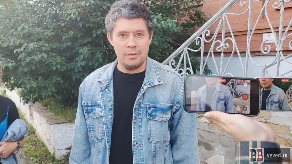 Грэй Болтачев вышел из спецприемника после пяти суток ареста. Его задержали на работе, арест оформили по статье о «мелком хулиганстве» — сам Болтачев связывает преследование с намерением баллотироваться в свердловское заксобрание.