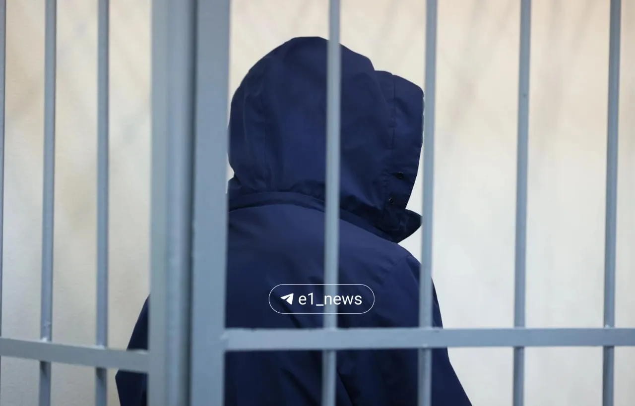 Во время заседания по делу о жестоком убийстве 2003 года один из обвиняемых отсутствовал — он уехал на СВО; рассмотрение дела отложили на месяц.