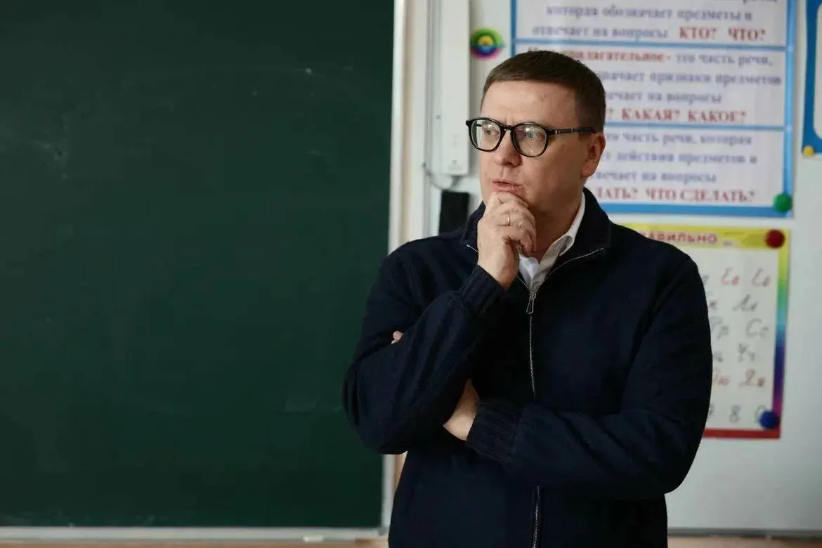 Педагоги и воспитатели сообщают, что не получили обещанную индексацию, им сократили надбавки и стимулирующие выплаты; родители уже платят за питание в лагерях, а детская поддержка уменьшается.