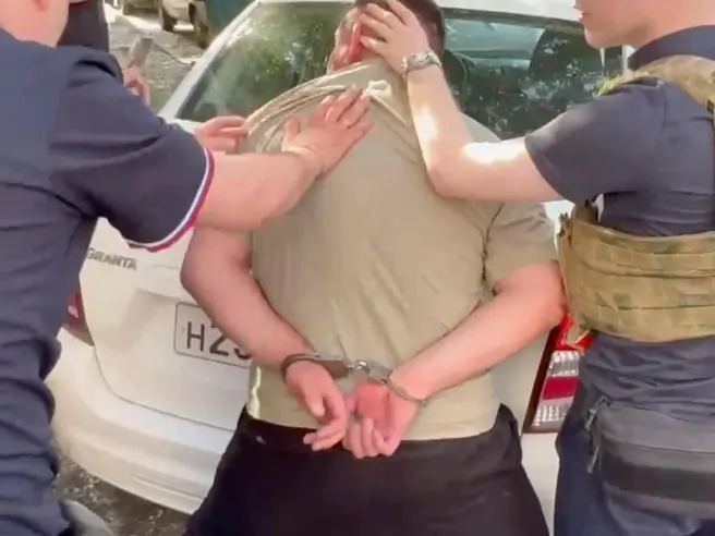 17 июня во дворе на Сулимова, 48 пьяный мужчина напал на соседа после отказа присоединиться к выпивке — пострадавшего госпитализировали, злоумышленник задержан и находится под стражей.
