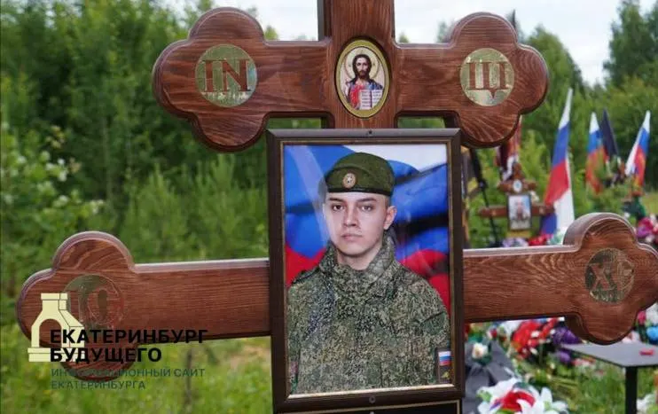 Родственники усомнились в версии о случайном выстреле: в цинковом гробу обнаружили огнестрельное ранение головы, личные вещи не вернули.