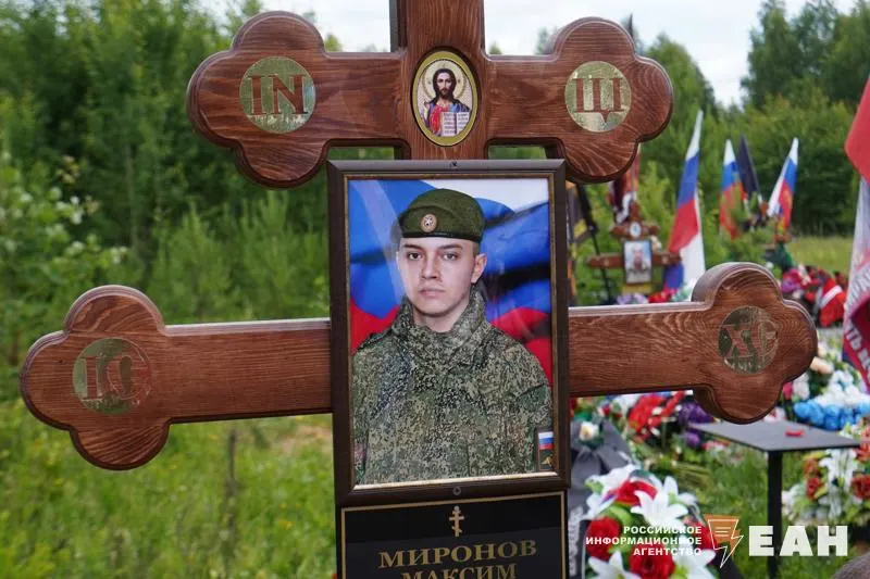 Родные 20‑летнего Максима Миронова получили похоронку с формулировкой «самопроизвольный выстрел», однако при вскрытии обнаружили тяжёлые травмы головы. Семья обратилась в Следственный комитет и Минобороны.