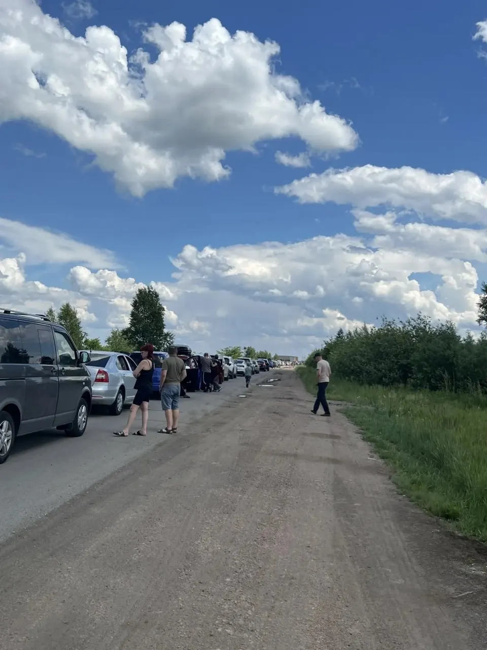 На пограничном пункте в Челябинской области скопилась плотная очередь легковых автомобилей. По словам очевидцев, люди с детьми проводят по 4–5 часов на жаре без воды; затор виден и на встречном направлении.