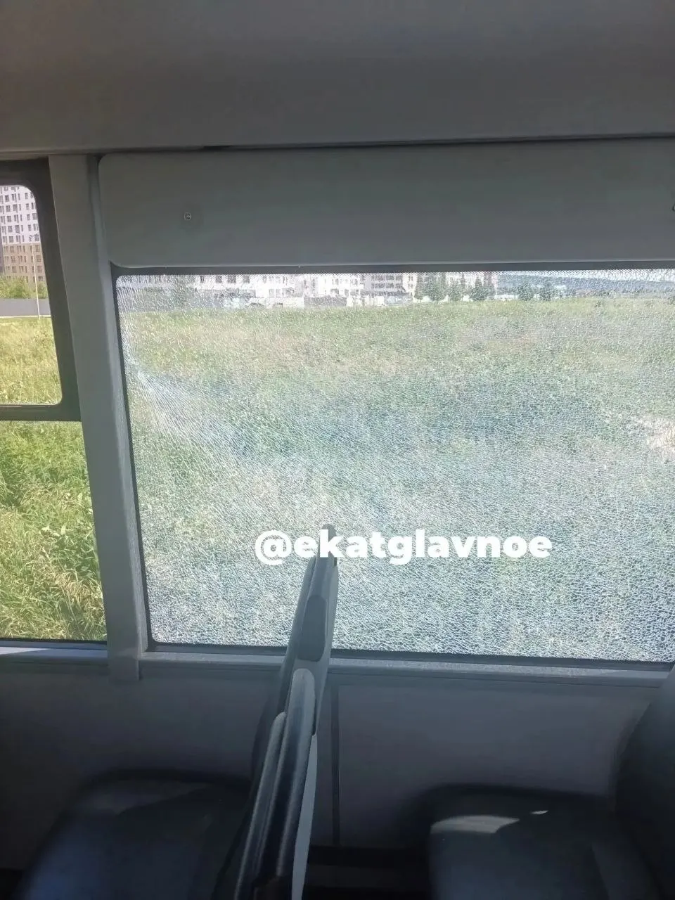 В районе Солнечный неизвестные обстреляли два городских автобуса. Один мужчина получил ранение; на месте работает полиция, проводится проверка обстоятельств.