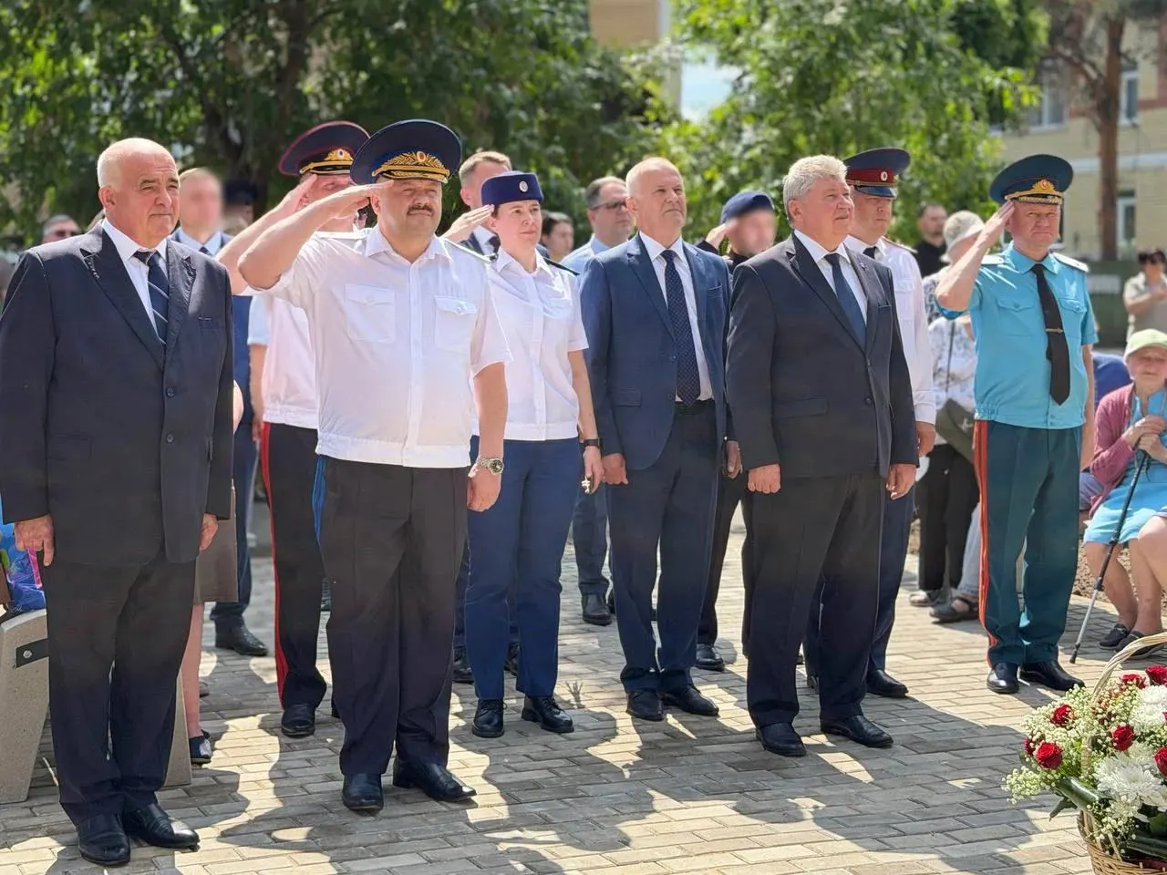 На месте пустыря в Костроме появился сквер, посвящённый героям органов госбезопасности: на средства ФСБ установили скамейки, памятный знак со щитом и мечом и таблички с указанием этапов развития служб с 1917 года. Губернатор назвал сотрудников «ангелами‑хранителями» и подчеркнул важность их работы.