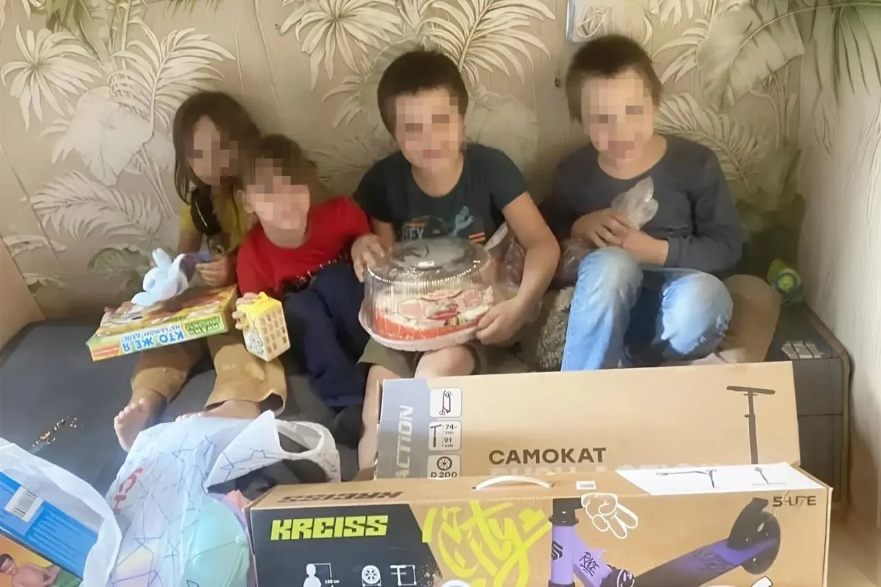 Благодаря действиям блогера и женщины, спасшей ребёнка, семье купили подарки и передали денежную помощь после инцидента с пятилетней девочкой.