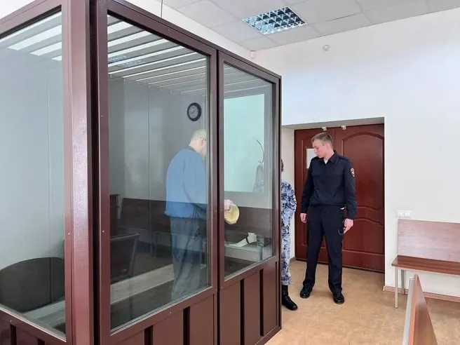 По версии следствия, во время празднования один из участников поссорился с другом и ударил его ножом. Пострадавший скончался в больнице, подозреваемый признал вину. Суд поместил его в СИЗО до 30 июля.